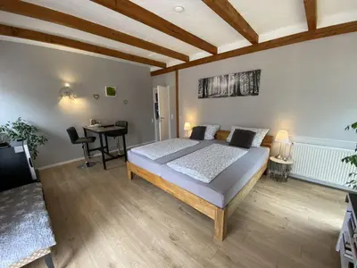 Ein Bett oder Betten in einem Zimmer der Unterkunft Großes Doppelzimmer mit eigenem Bad und Kühlschrank, frisch saniert