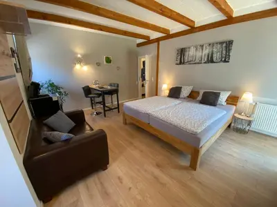 Ein Bett oder Betten in einem Zimmer der Unterkunft Großes Doppelzimmer mit eigenem Bad und Kühlschrank, frisch saniert