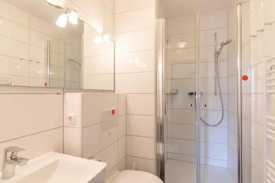 Ein Badezimmer in der Unterkunft Haus Rotesand, Whg 111