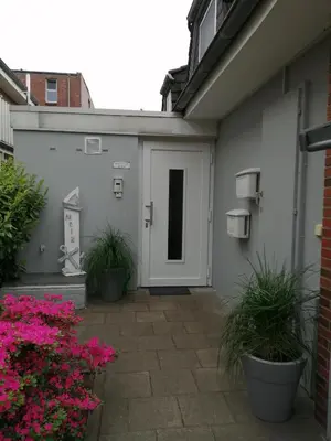 Das Gebäude in dem sich das Ferienhaus befindet