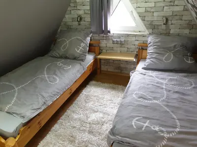 Ein Bett oder Betten in einem Zimmer der Unterkunft Strandstraße 51a, FeWo Piratennest