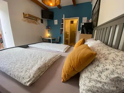 Ein Bett oder Betten in einem Zimmer der Unterkunft Kleines Doppelzimmer mit eigenem Bad und Kühlschrank, frisch saniert