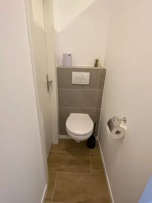 Ein Badezimmer in der Unterkunft Kleines Doppelzimmer mit eigenem Bad und Kühlschrank, frisch saniert