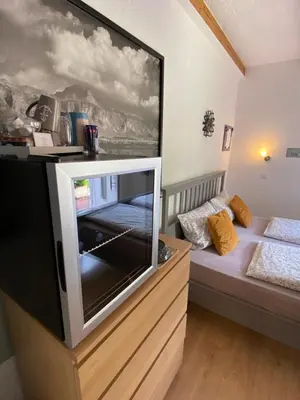 Ein Bett oder Betten in einem Zimmer der Unterkunft Kleines Doppelzimmer mit eigenem Bad und Kühlschrank, frisch saniert