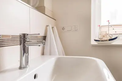 Ein Badezimmer in der Unterkunft Haus Deichkieker Apartment 2 4 Strandoase