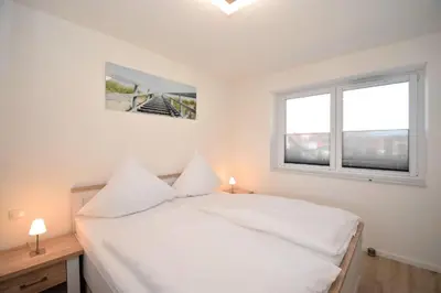 Ein Bett oder Betten in einem Zimmer der Unterkunft Haus Deichkieker Apartment 2 6 Strandkrabbe
