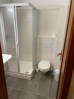 Ein Badezimmer in der Unterkunft Modernisierte Ferienwohnung Friedrichskoog - Spitze, gegenüber Mutter-Kind-Klinik