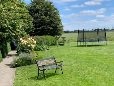 Ein Garten an der Unterkunft Ferienhof Schoof No2