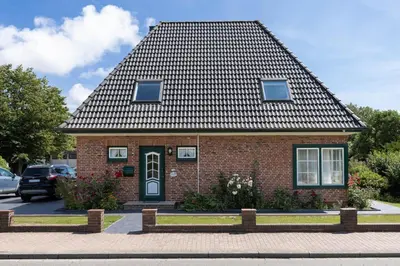 Das Gebäude in dem sich das Ferienhaus befindet