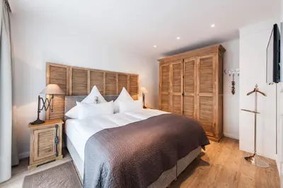Ein Bett oder Betten in einem Zimmer der Unterkunft Weisse Villa Apartment 2 1 Promenadendeck