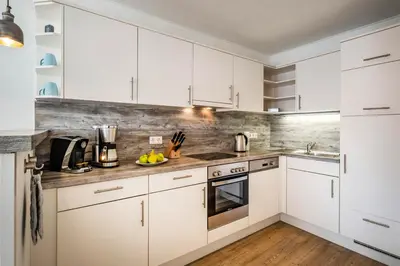 Küche/Küchenzeile in der Unterkunft Weisse Villa Apartment 2 2 Hafenblick