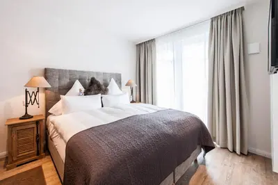 Ein Bett oder Betten in einem Zimmer der Unterkunft Weisse Villa Apartment 2 2 Hafenblick