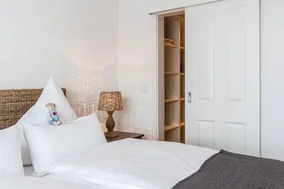 Ein Bett oder Betten in einem Zimmer der Unterkunft Weisse Villa Apartment 2 4 Estelles Beachhouse