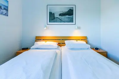 Ein Bett oder Betten in einem Zimmer der Unterkunft Strandhochhaus SJ07