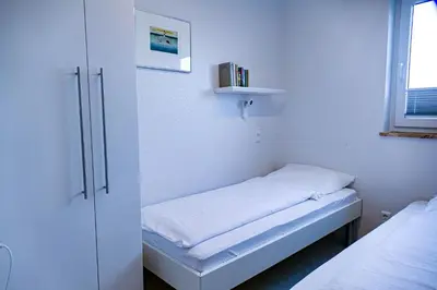 Ein Bett oder Betten in einem Zimmer der Unterkunft Strandhochhaus SJ10