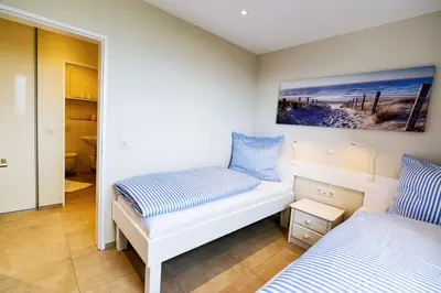 Ein Bett oder Betten in einem Zimmer der Unterkunft Strandhochhaus SF07