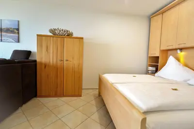 Ein Bett oder Betten in einem Zimmer der Unterkunft Strandhochhaus SG10