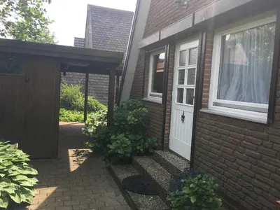 Ein Garten an der Unterkunft Ferienhaus am Meer