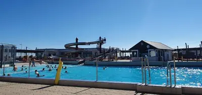 Der Swimmingpool an oder in der Nähe von Ferienhaus Frische Brise direkt am Nordsee Deich