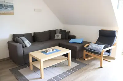 Ein Sitzbereich in der Unterkunft Ferienwohnung mit Seeblick und Schwimmbadnutzung in Cuxhaven