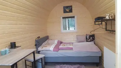 Ein Bett oder Betten in einem Zimmer der Unterkunft Glamping Pod im Wald mit Hund