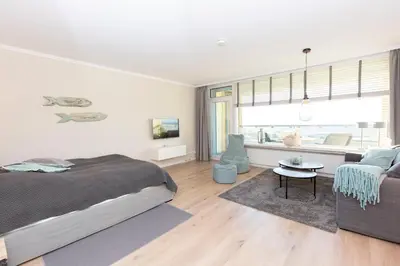 Ein Sitzbereich in der Unterkunft Strandhochhaus 88