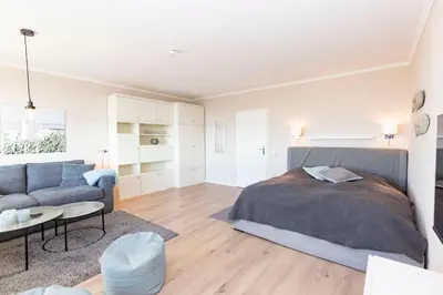 Ein Bett oder Betten in einem Zimmer der Unterkunft Strandhochhaus 88