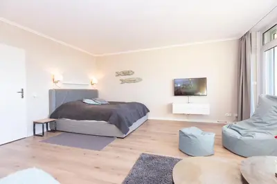 Ein Bett oder Betten in einem Zimmer der Unterkunft Strandhochhaus 88