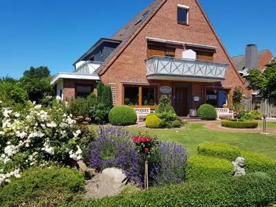Ein Garten an der Unterkunft Haus Kaiser Appartement 6 Deichglück