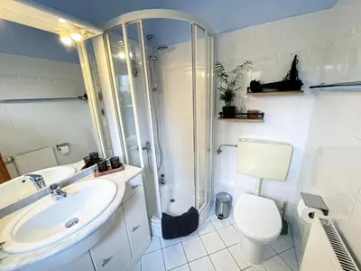 Ein Badezimmer in der Unterkunft Familienfreundliches Ferienhaus in 5 min zum Strand mit Terrasse und kostenlosem Parkplatz