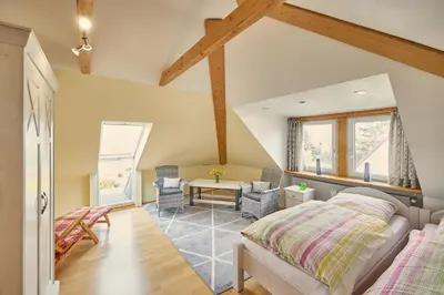 Ein Bett oder Betten in einem Zimmer der Unterkunft Ferienwohnung Raffael 100 qm, 2 große Betten im Wohnzimmer