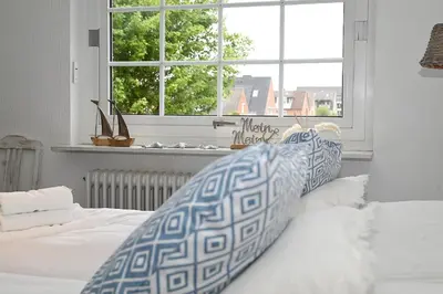 Ein Bett oder Betten in einem Zimmer der Unterkunft Wohnung Pauline mit Strandkorb am Deich