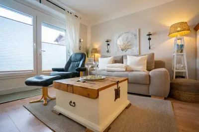 Ein Sitzbereich in der Unterkunft Hus Willem Wohnung II 18, Muschelstübchen mit Strandkorb