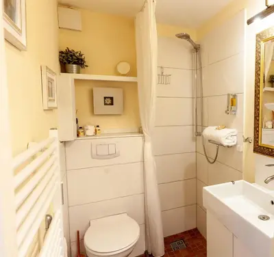 Ein Badezimmer in der Unterkunft Hus Willem Wohnung II 18, Muschelstübchen mit Strandkorb