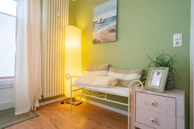 Ein Bett oder Betten in einem Zimmer der Unterkunft Hus Willem Wohnung II 18, Muschelstübchen mit Strandkorb