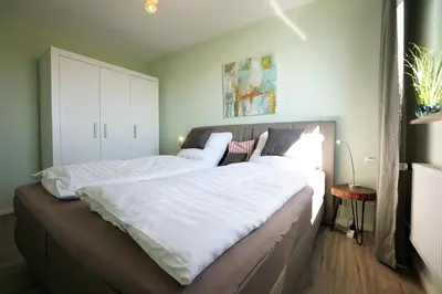 Ein Bett oder Betten in einem Zimmer der Unterkunft Büsumer Hochhaus Wohnung Gezeitenblick