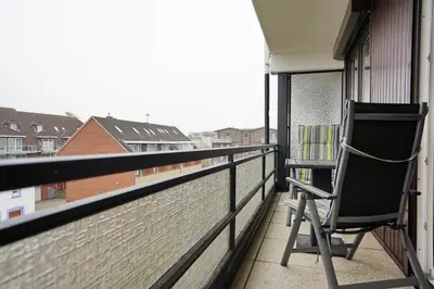 Ein Balkon oder eine Terrasse in der Unterkunft Viktoriastraße 5 Morgensonne inkl Strandkorb am Deich