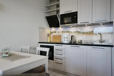 Küche/Küchenzeile in der Unterkunft Schloss am Meer Wohnung 41 mit seitlichem Hafenblick