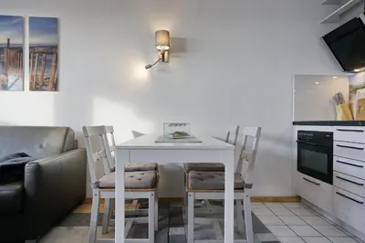 Küche/Küchenzeile in der Unterkunft Schloss am Meer Wohnung 41 mit seitlichem Hafenblick