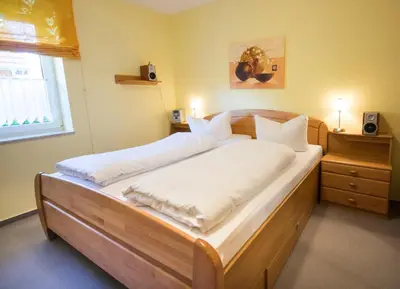 Ein Bett oder Betten in einem Zimmer der Unterkunft Hannoversche Str 50 FeWo EG