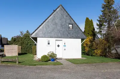 Das Gebäude in dem sich das Ferienhaus befindet