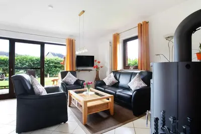 Ein Sitzbereich in der Unterkunft Ferienhaus Britschock mit eingezäuntem Garten und Sauna