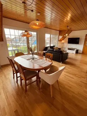 Ein Sitzbereich in der Unterkunft Frieda - Ferienwohnung mit Deichblick