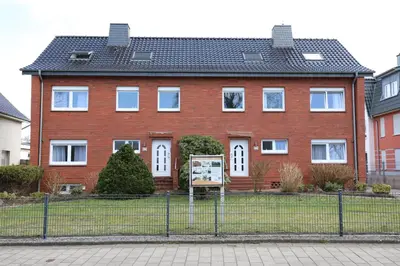 Das Gebäude in dem sich das Ferienhaus befindet